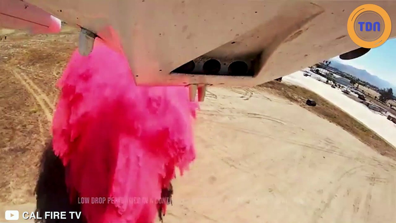 Un avion bombardier d'eau largue  du retardant sur une voiture et le résultat est choquant !