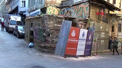 Beyoğlu'ndaki 451 yıllık tarihi çeşmeye restorasyon yıkımı