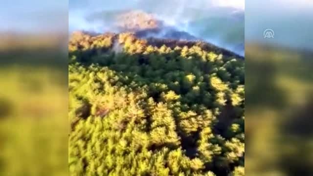 Antalya'nın Kaş ilçesindeki orman yangınını soğutma çalışmaları - Helikopter görüntüsü