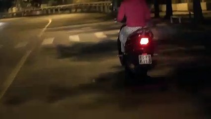 Ninja Lead nghiêng mình ôm cua như tay đua thứ thiệt trên đường phố Sài Gòn