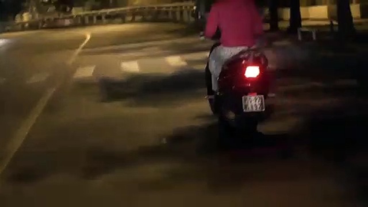 Ninja Lead nghiêng mình ôm cua như tay đua thứ thiệt trên đường phố Sài Gòn