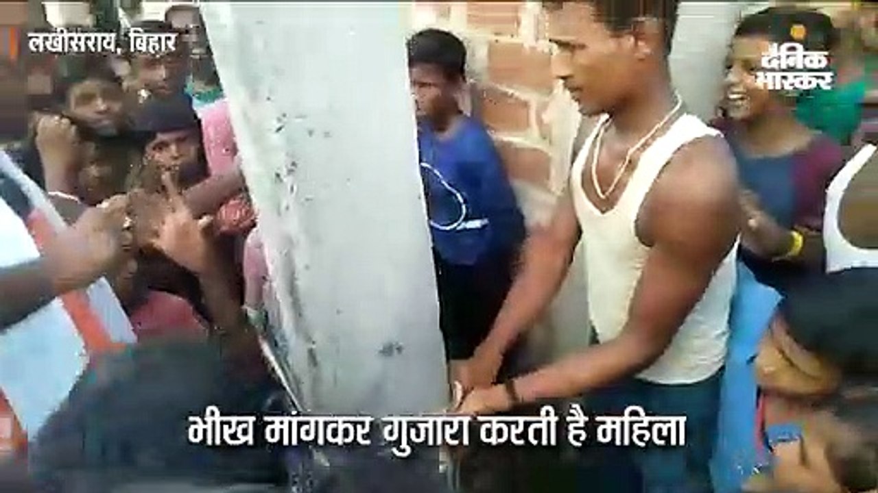 बच्चा चोर के अफवाह में विक्षिप्त महिला को पोल से बांधकर पीटा