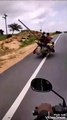 Seulement en Inde!  7 personnes, un chien et beaucoup de bagages sur une seule moto