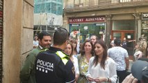 Cs visitan el Raval acompañados por sus vecinos