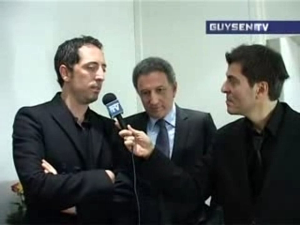 Gad_et_drucker_tsedaka_pour_les_pauvres_Israelien