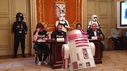 Así irrumpe la Legión 501 de Star Wars en una rueda de prensa en Salamanca