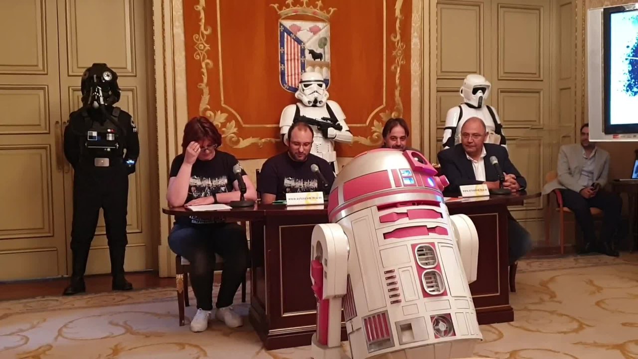 Así irrumpe la Legión 501 de Star Wars en una rueda de prensa en Salamanca
