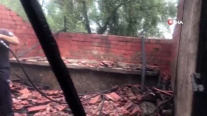 Çocuğunu göremeyen baba ağılı ateşe verdi