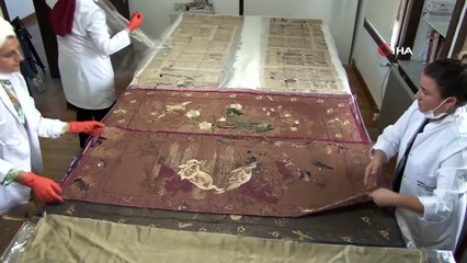 Sultan 2. Abdulhamit'e Japon Prensi tarafından hediye edilen paravandan 22 adet gazete küpürü çıktı