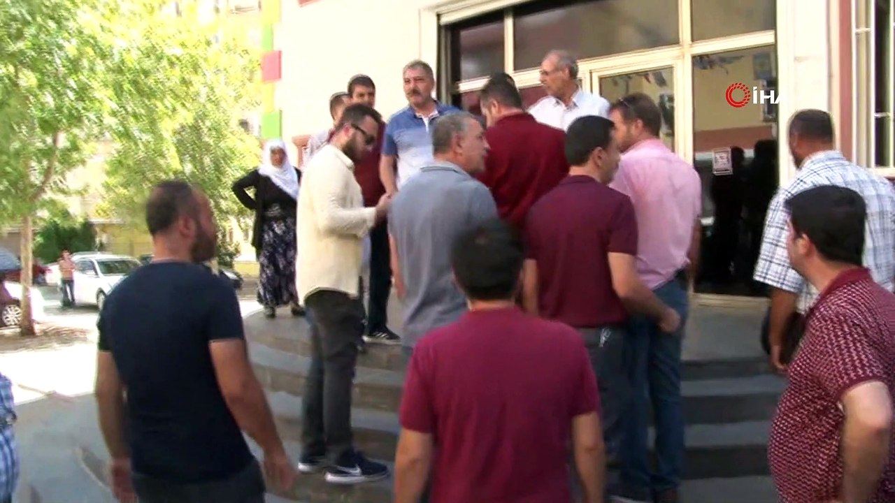 HDP’liler oturma eylemi yapan aileye ve basın mensuplarına saldırdı