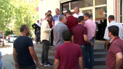 HDP’liler oturma eylemi yapan aileye ve basın mensuplarına saldırdı