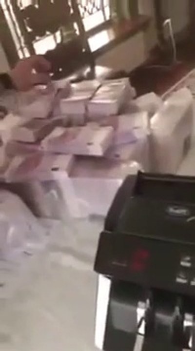 UN HOMME DÉVOILE SON ARGENT AVEC SEULEMENT DES BILLET DE 500€