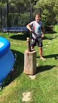 Avec son sabre, il pense couper cette buche ais tranche la piscine
