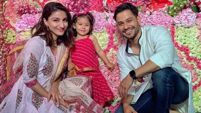 Inaaya Khemu के साथ Soha Ali Khan और Kunal Khemu पहुंचे Arpita की गणपति पूजा में | FilmiBeat