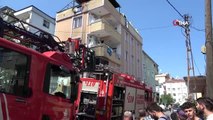 Tuzla'da binanın çatısında çıkan yangın eve sıçradı
