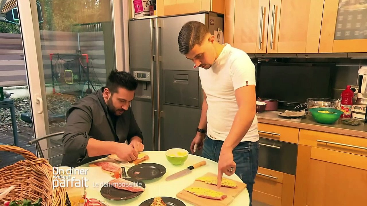 Denny Imbroisi dans l'émission "Un dîner presque parfait - Défi impossible" (Emission 1 - 02/09/19)