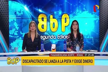 Hombre con discapacidad impide el paso de vehículos a cambio de dinero