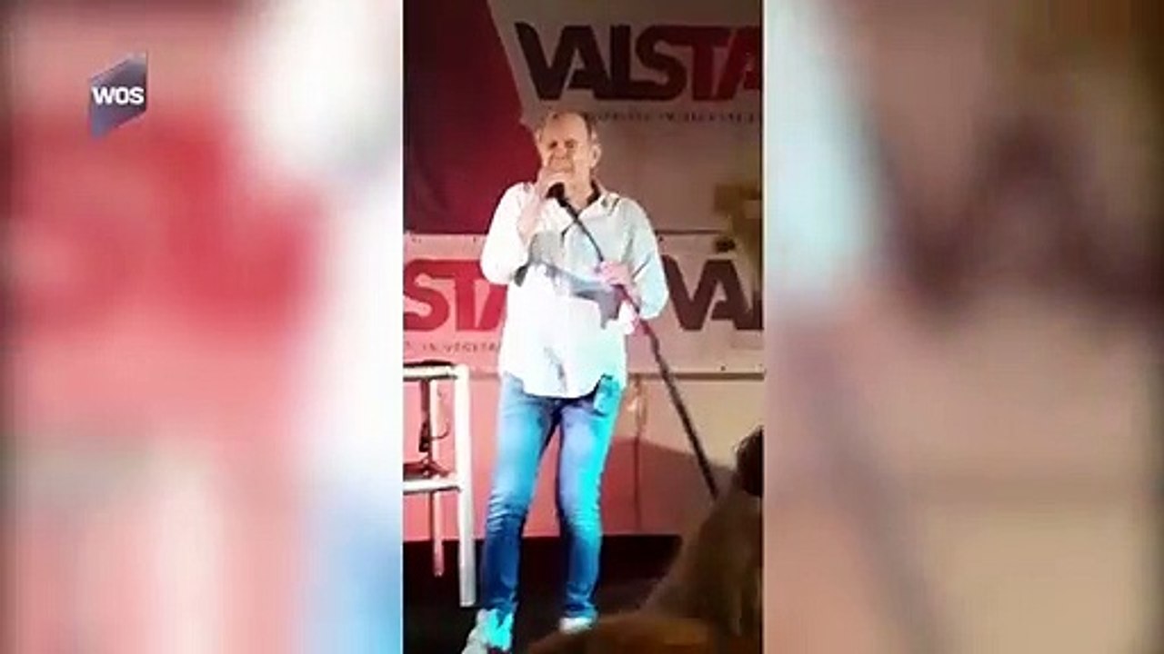 Ce chanteur fait un malaise et chute violemment de scène!