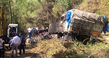 Kastamonu'da uçuruma yuvarlanan kamyonda 3 kişi yanarak hayatını kaybetti
