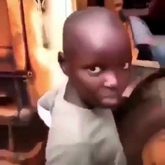 Il se passe quelque chose d'improbable quand on tape le crane de ce gosse. Regardez !