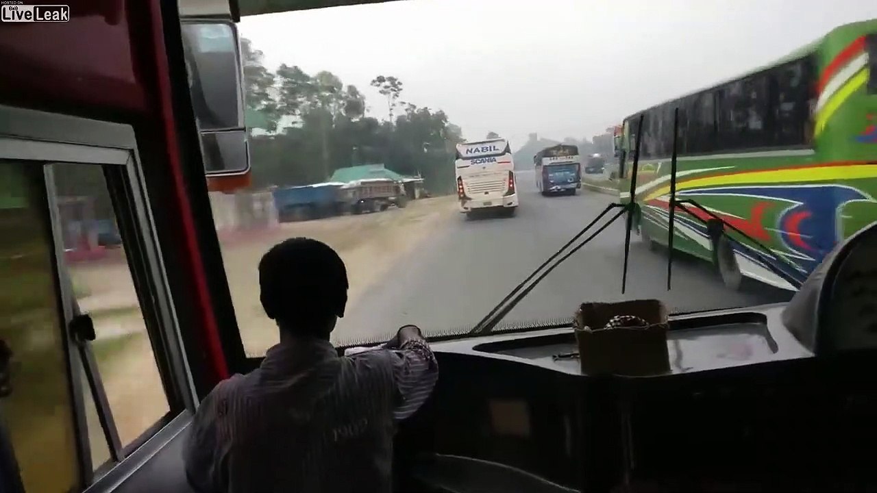 Ce bus roule à fond au Bangladesh entre les voitures !