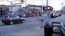 Trop pressé ce conducteur évite de justesse un train au passage à niveau !