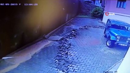 15 ton toprak taşındı, istinat duvarının altında kalan araçlara ulaşılamadı