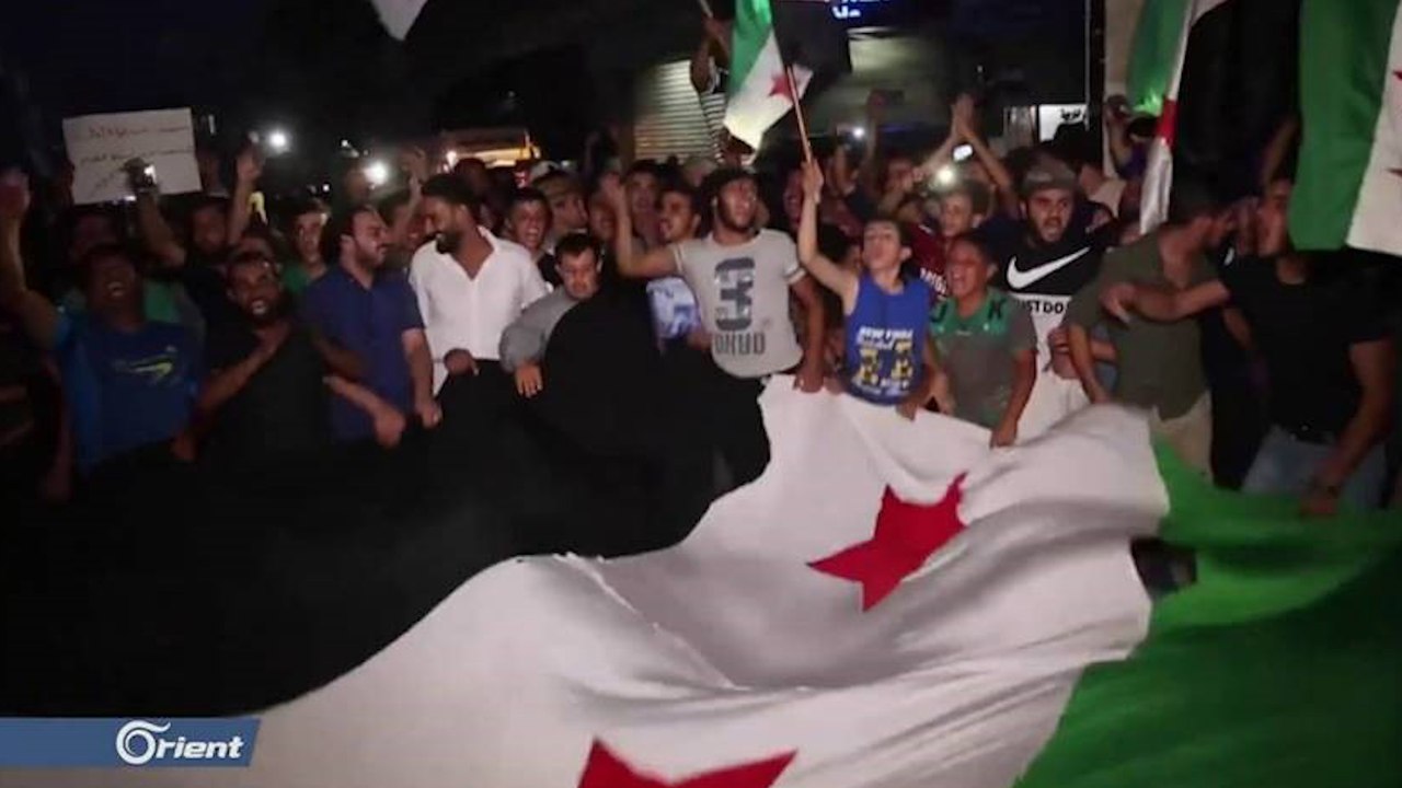 مظاهرات في ريف إدلب تدعو لإسقاط الأسد والجولاني وخروج "هيئة تحرير الشام" - هنا سوريا