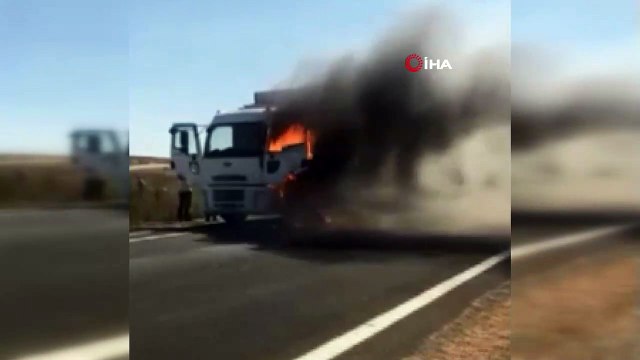 Seyir halindeyken alev alan araç kullanılamaz hale geldi