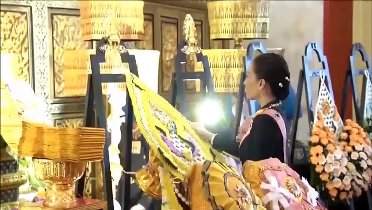 ดูกันชัดๆ เจ้าฟ้าพัชรกิติยาภาฯ ทรงทำอะไรกับพวงมาลาหลวงของสมเด็จพระนางเจ้าสุทิดาฯ พระบรมราชินี