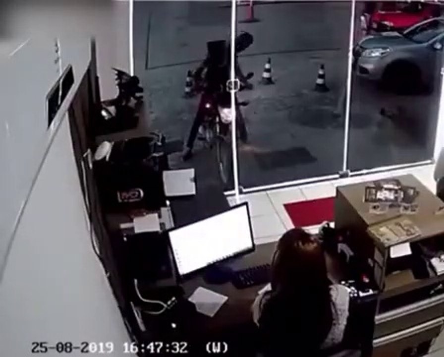 Ce motard veut faire le beau pour impressionner une fille... Raté