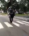 Ce biker fait une roue pendant 1 minute ! Dingue