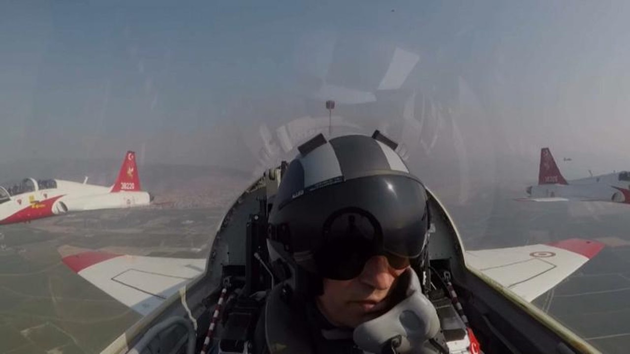 Türkischer Verteidigungsminister fliegt im Luftwaffen-Jet über Ägäis