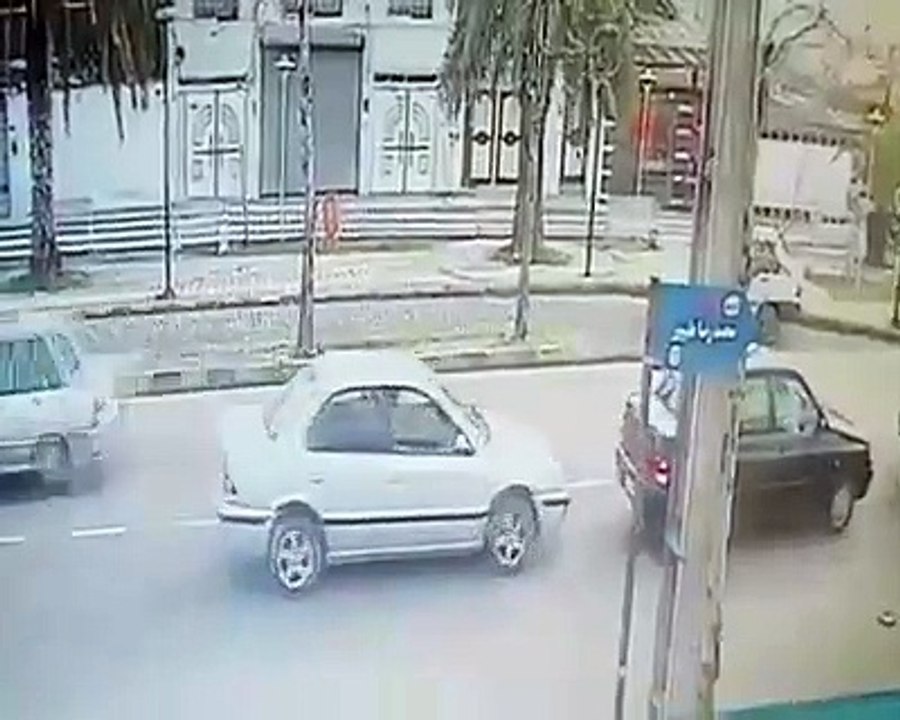 Çok komik trafik kazası gülmekten kırılacaksınız