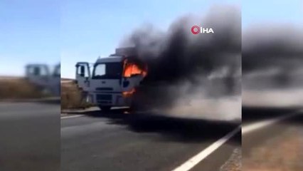 Seyir halindeyken alev alan araç kullanılamaz hale geldi