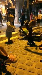 Adorable : ce petit fait un bisou et danse avec une marionnette