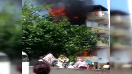 Çatıda başlayan yangın eve sıçradı