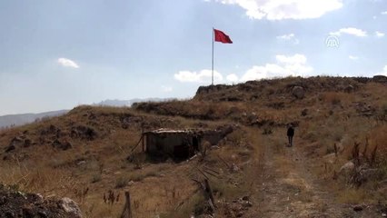 Hakkarili muhtarın bayrak sevgisi