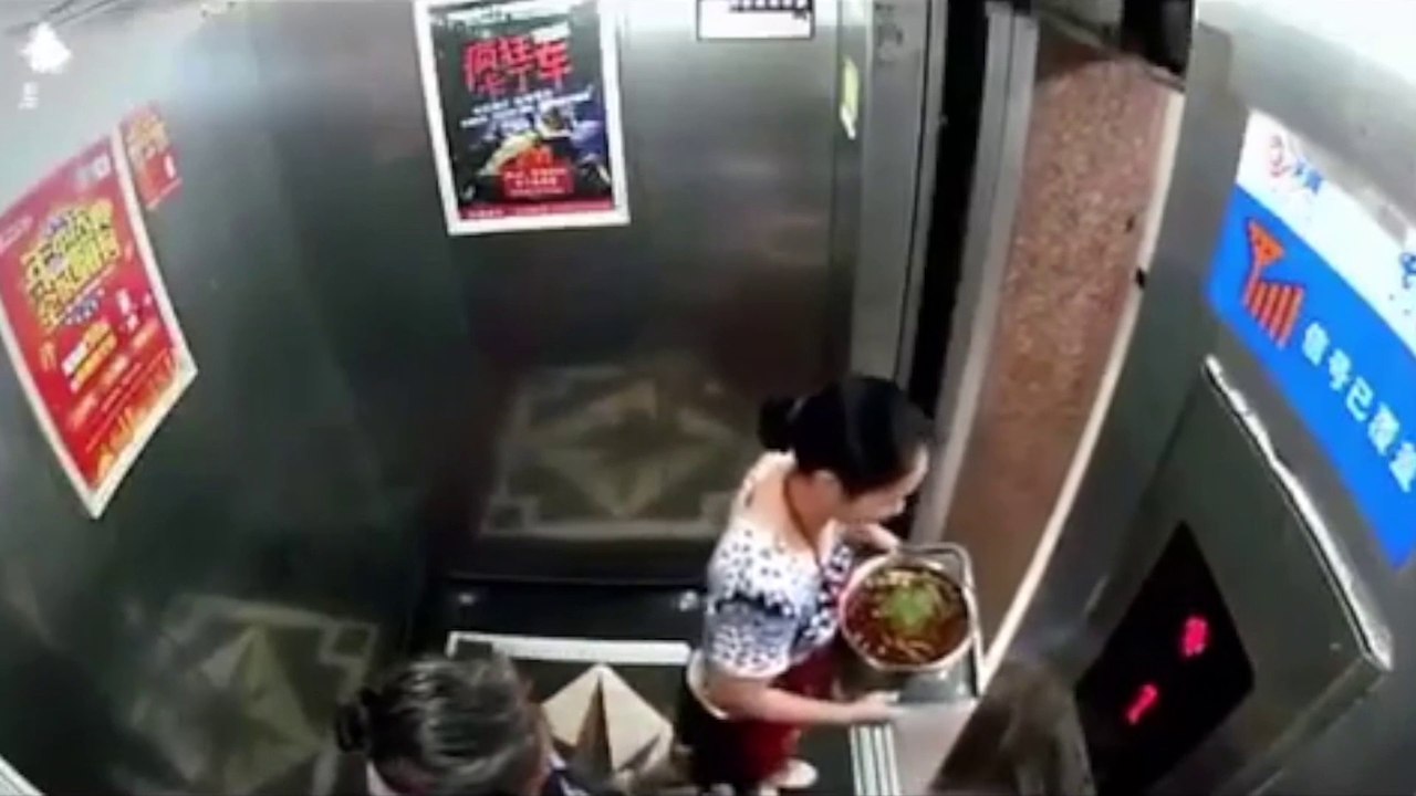 Une femme échappe de justesse à une mort atroce dans un ascenseur