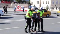 Engelli vatandaşa polislerden yardım eli - SİVAS