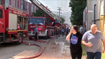 Bacası tutuşan fabrikada yangın devam ediyor
