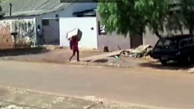 Câmera flagra supostas arrombadoras carregando objetos que teriam sido furtados