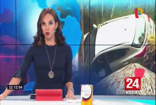 Retiran auto se había quedado suspendido sobre un árbol en Miraflores