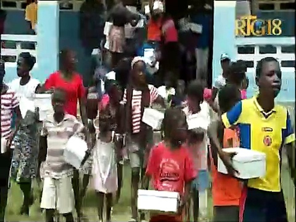 La Première dame de la République Martine Moïse a procédé à la distribution des chaussures d'école
