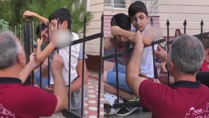 Kolu korkuluklara saplandı! İşte böyle kurtarıldı...