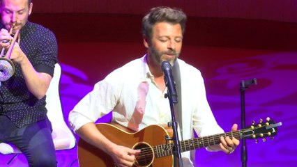 Christophe Maé interprète son nouveau single, "Les gens", en live