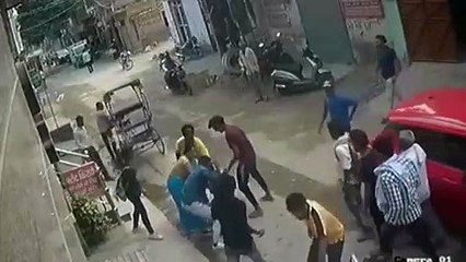 மெல்ல வந்து சங்கிலி பறித்த திருடர்கள்.. மடக்கி பிடித்து.. இழுத்து போட்டு அடி வெளுத்த 2 பெண்கள்-வீடியோ