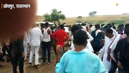 Download Video: रेतीले धोरों में स्टंट करना पड़ गया भारी, तेज रफ्तार के साथ बोलेरो कैंपर पलटी, चार युवक घायल