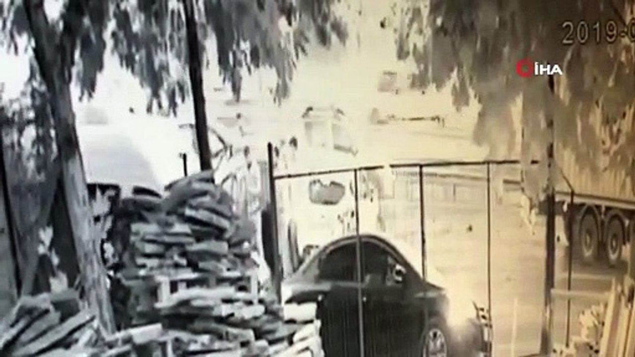 Esenyurt TEM bağlantı yolunda 1 tır, 6 aracın karıştığı zincirleme trafik kazası saniye saniye güvenlik kamerasına yansıdı