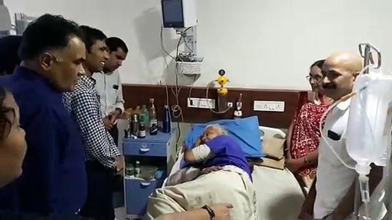 बड़वानी: मेधा पाटकर से मिलने पहुंचे एसपी-कलेक्टर